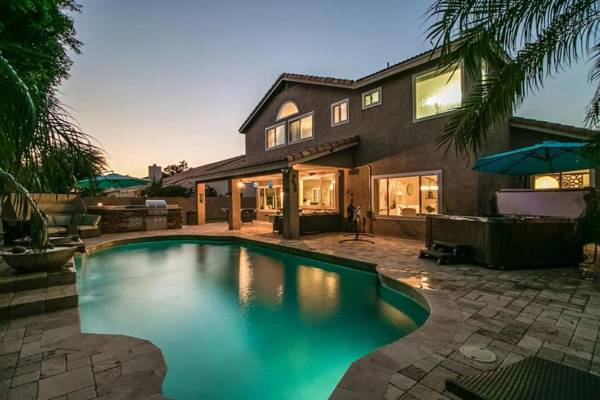 Luxe Scottsdale Home wPool Spa & Tesla Charger