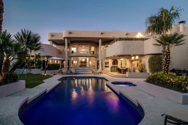 Stunning Private and Modern N Scottsdale Estate