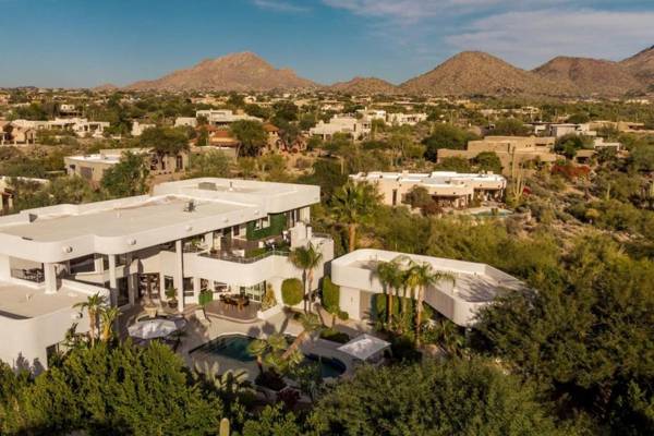 Stunning Private and Modern N Scottsdale Estate