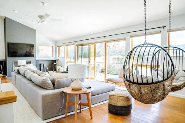 Majestic Red Rocks Mountain Views Retreat Smart Home Peloton Bike Hot Tub Pet Friendly Close to Jordan Road Trailhead Downtown Free WiFi!