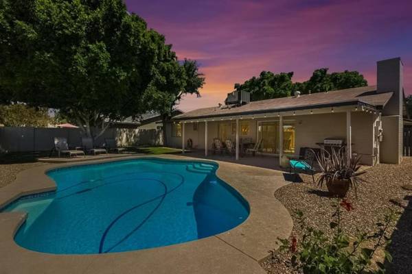 Tempe Remodel w Sparkling Pool and Game Room