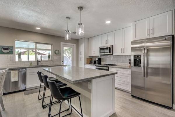 Tempe Remodel w Sparkling Pool and Game Room