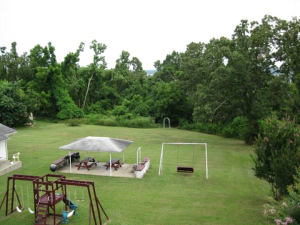 Twin Lakes Inn