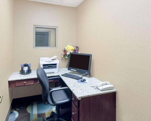 Workspace - Comfort Inn & Suites Fayetteville-University Area