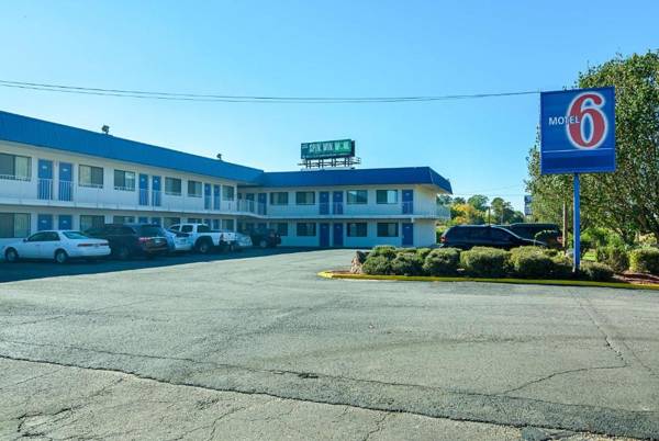 Motel 6-Russellville AR