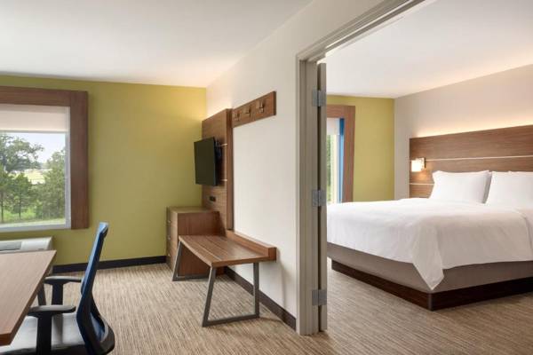Workspace - Holiday Inn Express & Suites Searcy an IHG Hotel
