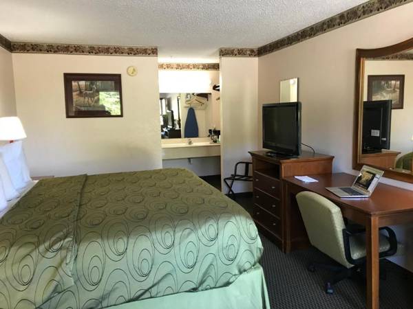 Workspace - Clairmont Inn & Suites - Warren