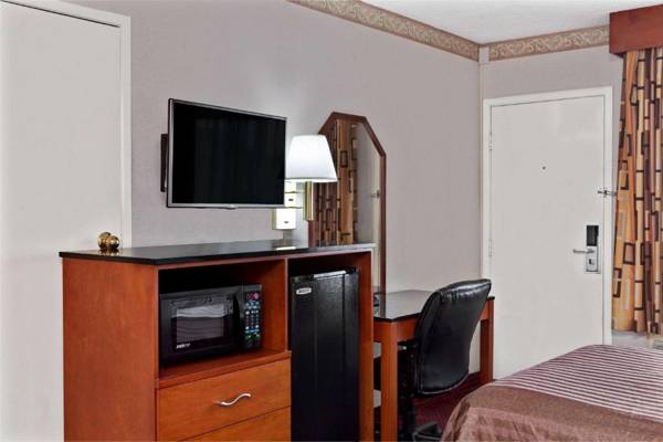 Workspace - Travelodge by Wyndham Burbank-Glendale