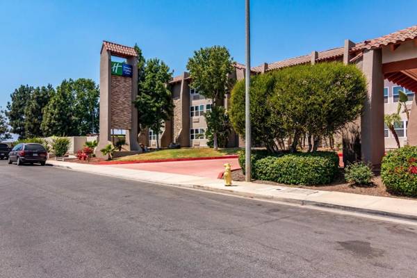 Holiday Inn Express & Suites Camarillo an IHG Hotel