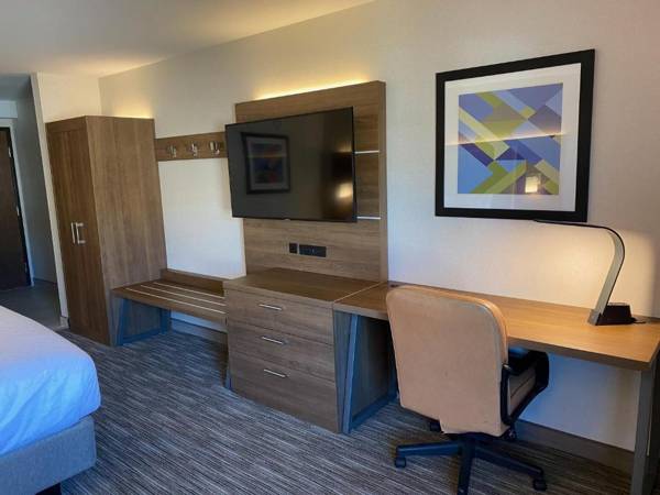 Workspace - Holiday Inn Express & Suites Chatsworth an IHG Hotel