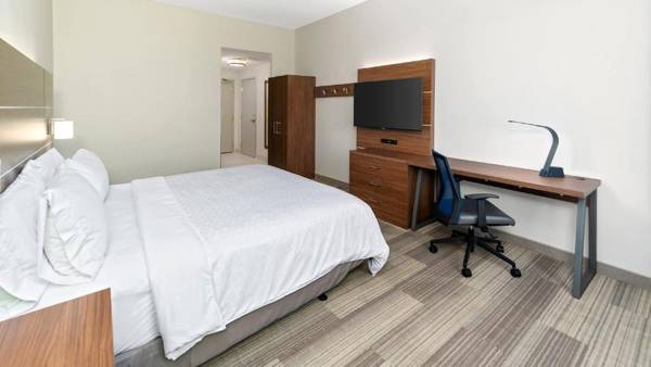 Workspace - Holiday Inn Express Hotel & Suites Dinuba West an IHG Hotel