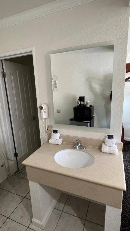 Americas Best Value Inn Hanford