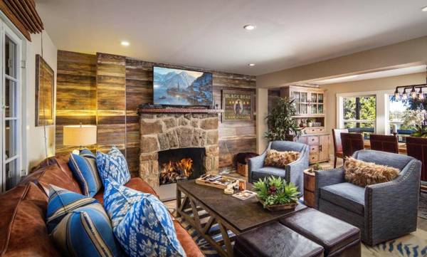 Historic Lakeview Cabin Beautiful View 2 Level 1400 sqft Dogs Walk to Village