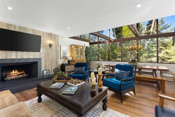 Snowflower Cabin Modern Luxe 2 Level 1500 sqft AC View Dogs Walk to Village