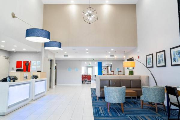 Holiday Inn Express & Suites - Lake Forest an IHG Hotel