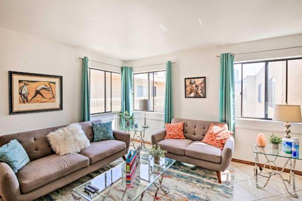 Sunny Long Beach Condo - Walk to Bars and Beach