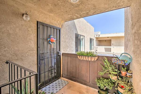 Sunny Long Beach Condo - Walk to Bars and Beach