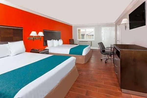 Workspace - Howard Johnson Hotel & Suites by Wyndham Orange