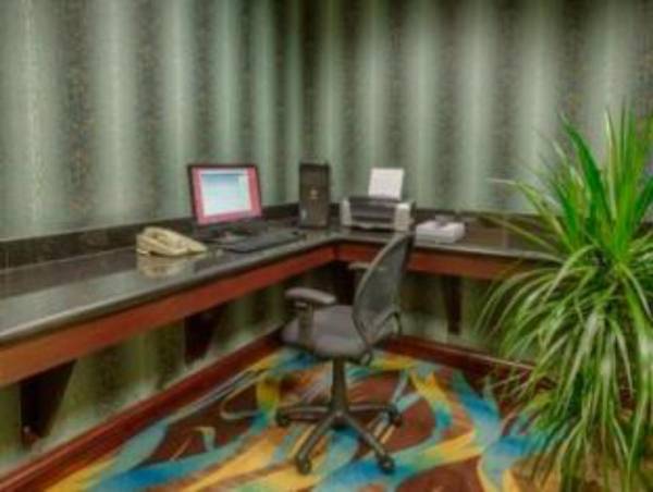 Workspace - Holiday Inn Express & Suites / Red Bluff - South Redding Area an IHG Hotel