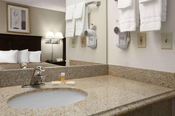 Days Inn & Suites by Wyndham Rancho Cordova