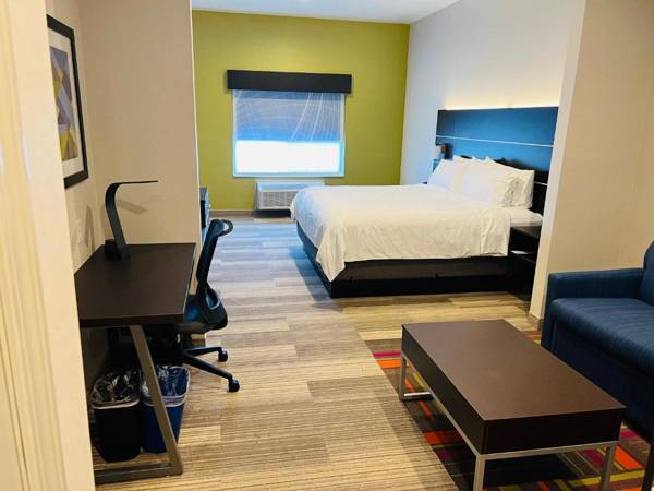 Workspace - Holiday Inn Express & Suites Salinas an IHG Hotel