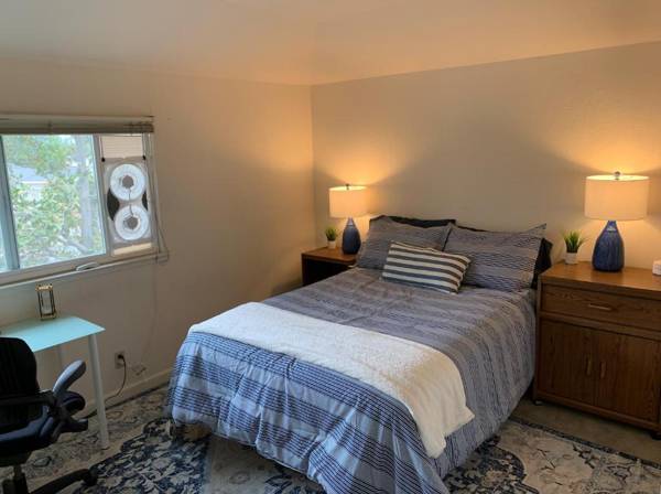 Gorgeous Queen Bedroom in Lg Saratoga House - Cars Available