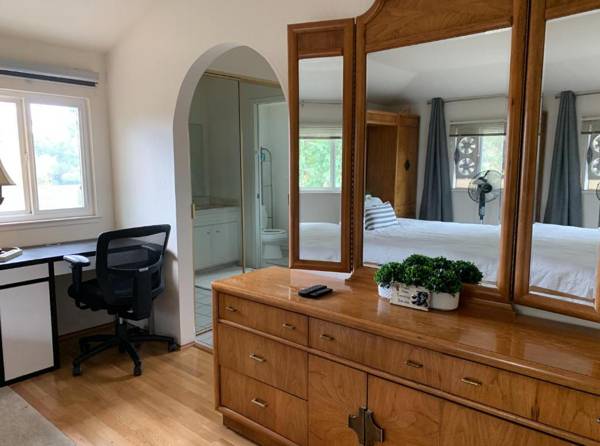 Workspace - Spacious Master Bedroom w Own Bath in Lg Saratoga House - Cars Available