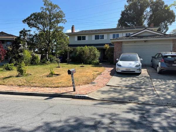 Saratoga House in Beautiful Neighborhood