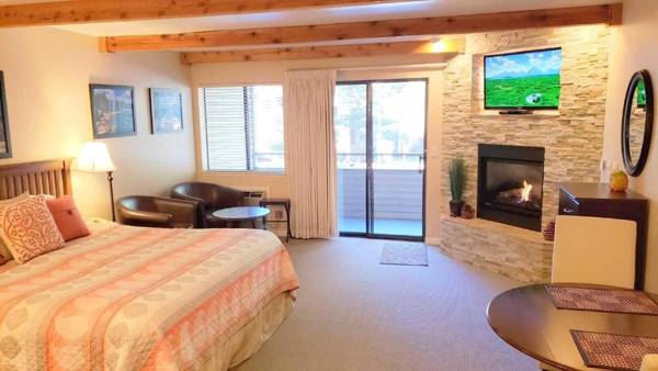 Lakeland Village - Deluxe King - Tree View - Steps to the Lake