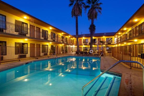 Studio City Courtyard Hotel