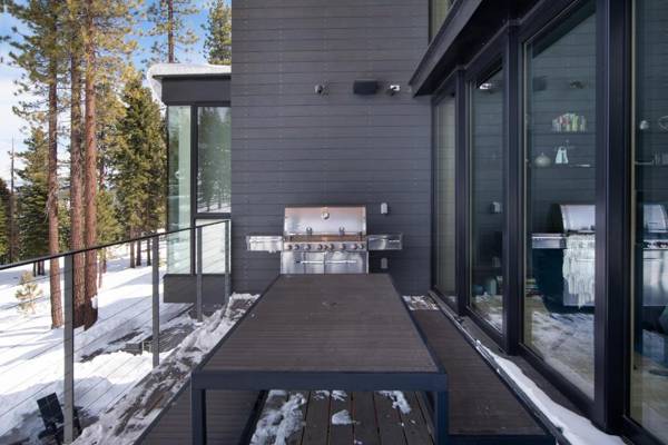 Luxury 4BD True Ski-In/Ski-Out Mid-Mountain Residence - Stellar Northstar