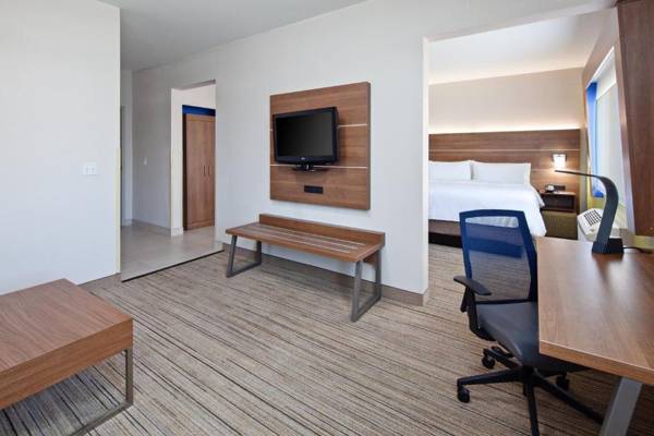 Workspace - Holiday Inn Express & Suites - Tulare an IHG Hotel