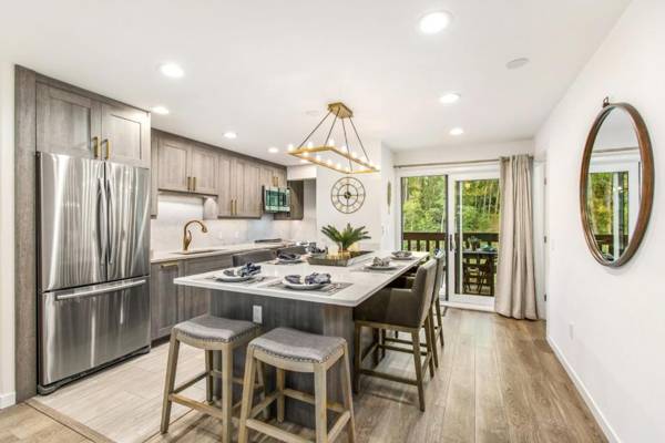 Designer 2 BR on River - Steps to Aspen Center!