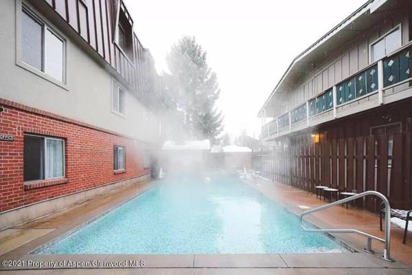 Updated 2 BR in Aspen Core - Short walk to Gondola and Town!