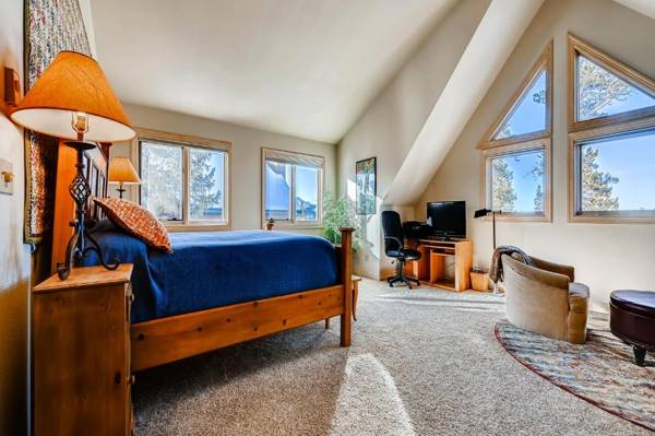 Workspace - Four-Bedroom Pineview Haus