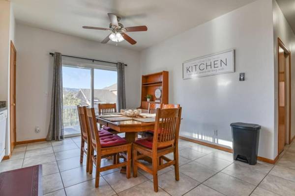 5 Min to USAFA - Private 3 Bdr upstairs apartment