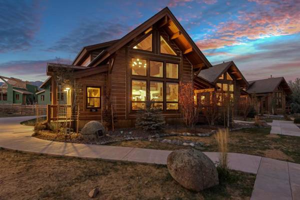 Cozy & Relaxing Indoor Outdoor Fireplace Jacuzzi and BBQ grill