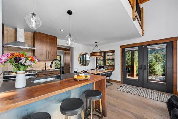 Stylish Cabin Great Location Jacuzzi and Indoor Outdoor Fireplace