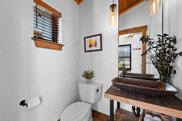 Stylish Cabin Great Location Jacuzzi and Indoor Outdoor Fireplace