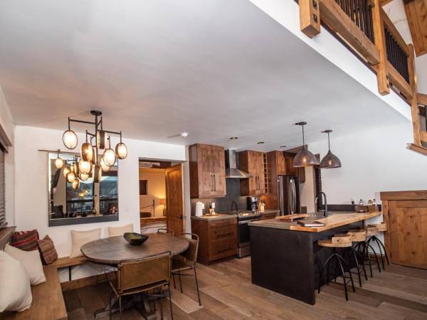 Rocky Mountain Escape - Steps to Lake Estes Jacuzzi Close to Downtown Estes