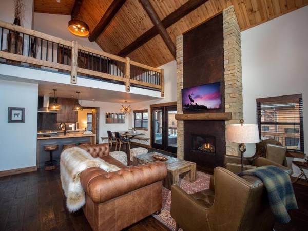 Lake Estes Getaway Close to Downtown Indoor Outdoor Fireplace and Jacuzzi