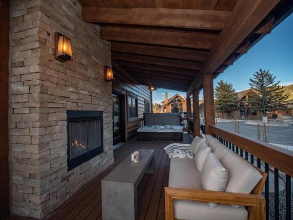 Beautiful Views! Jacuzzi Indoor Outdoor Fireplace Steps to Lake Estes