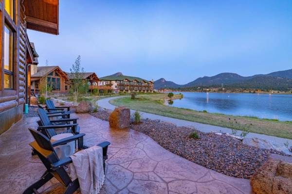 Chic Lakefront Cabin - Unbeatable Views! Jacuzzi Two Patios Indoor Outdoor Fireplace