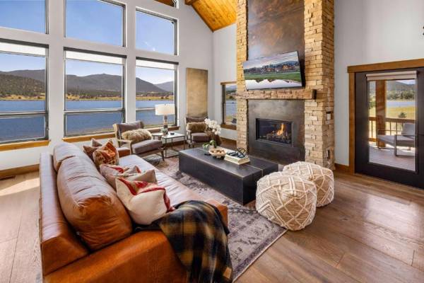 Private End Lakefront Cabin - Two Large Patios Jacuzzi Indoor Outdoor Fireplace