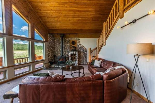 Stunning Panoramic Views of the Mosquito Mountain Range - Gold Pan Cabin