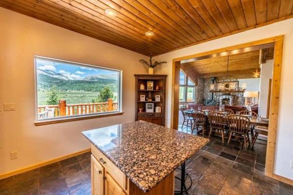 Stunning Panoramic Views of the Mosquito Mountain Range - Gold Pan Cabin