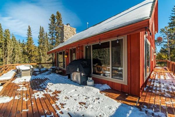 Enjoy the Creek Surrounded by High Mountain Peaks - Creekside Mountain Cabin