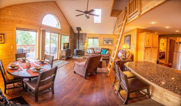 Beautiful Relaxing Home in Warm Springs Ranch - Misty Mountain Hideaway