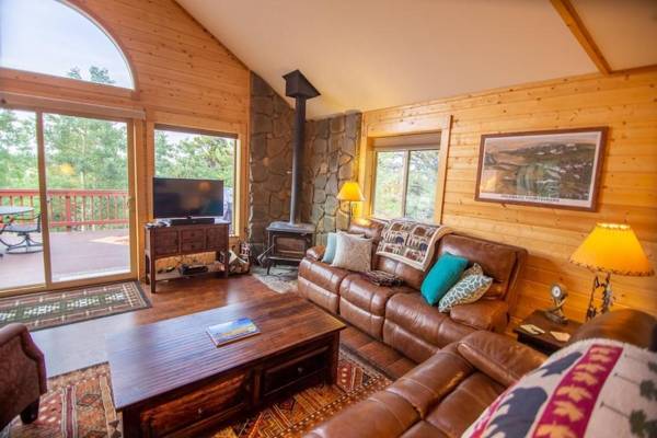 Beautiful Relaxing Home in Warm Springs Ranch - Misty Mountain Hideaway