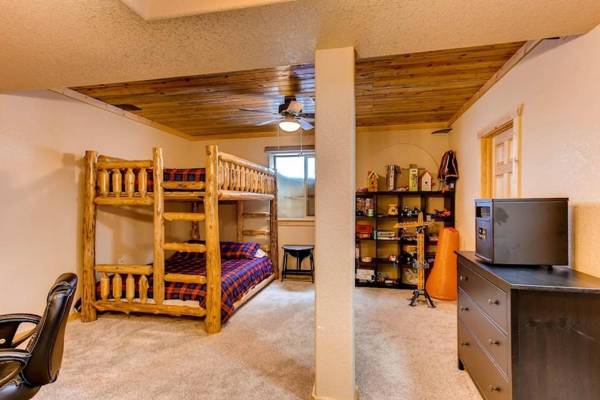 Workspace - Immaculate & Private Mountain Home with Hot Tub - Sugar Pine Lodge